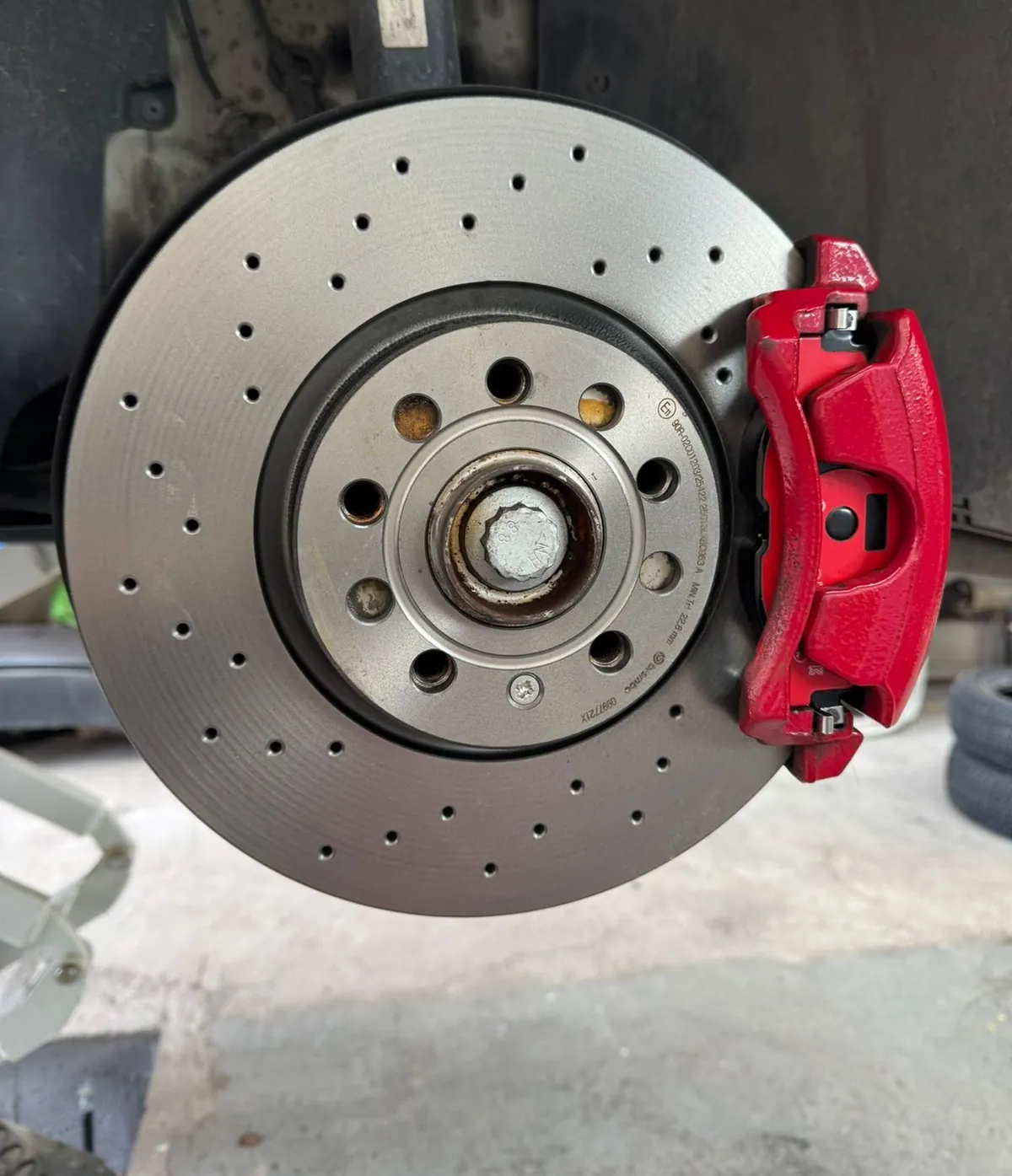 Nov luknjan zavorni disk Brembo z rdečo zavorno čeljustjo